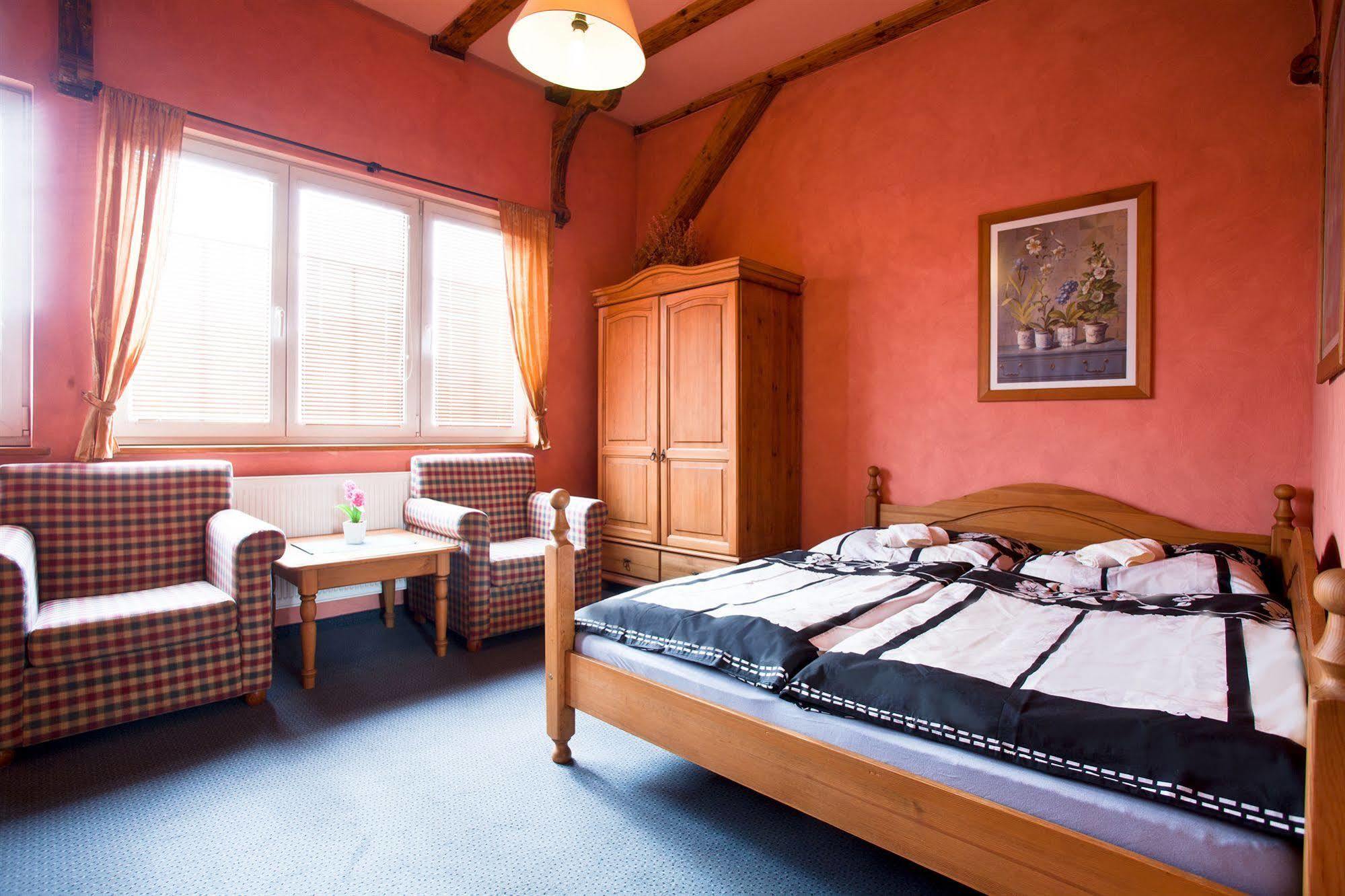 Hotel U Simla カルロヴィ・ヴァリ エクステリア 写真