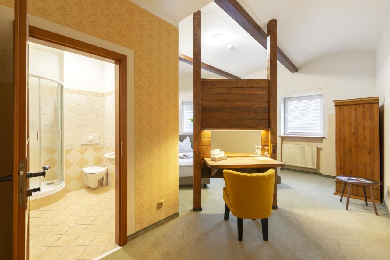 Hotel U Simla カルロヴィ・ヴァリ エクステリア 写真