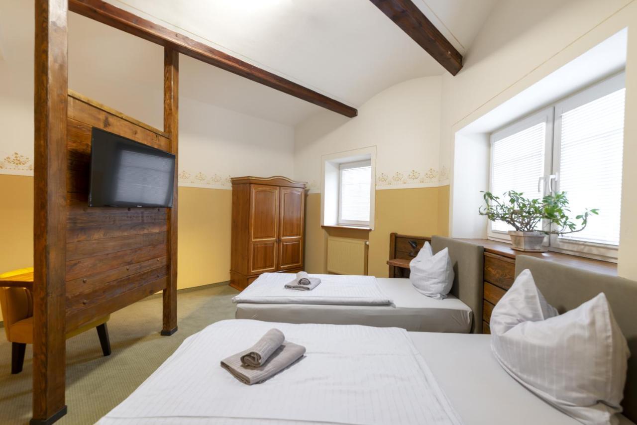 Hotel U Simla カルロヴィ・ヴァリ エクステリア 写真