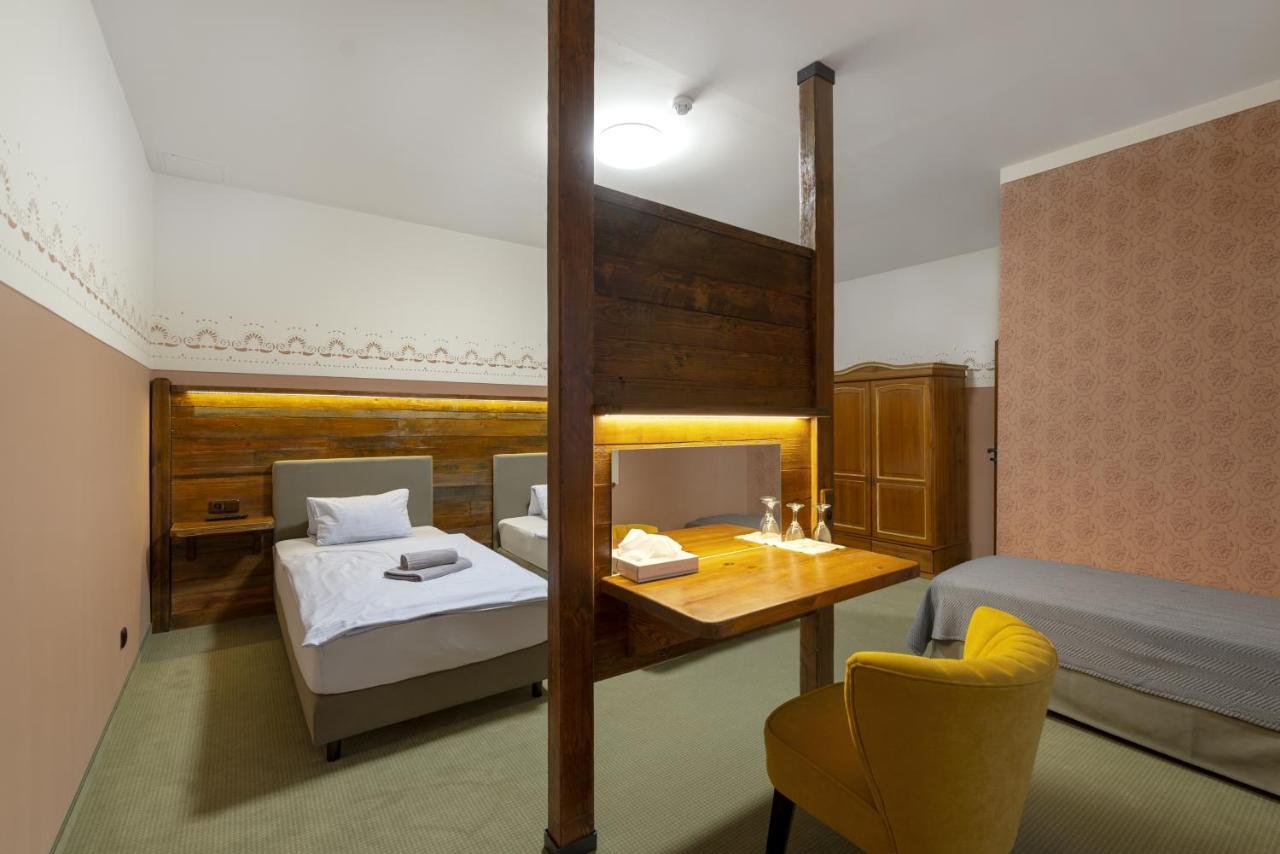Hotel U Simla カルロヴィ・ヴァリ エクステリア 写真