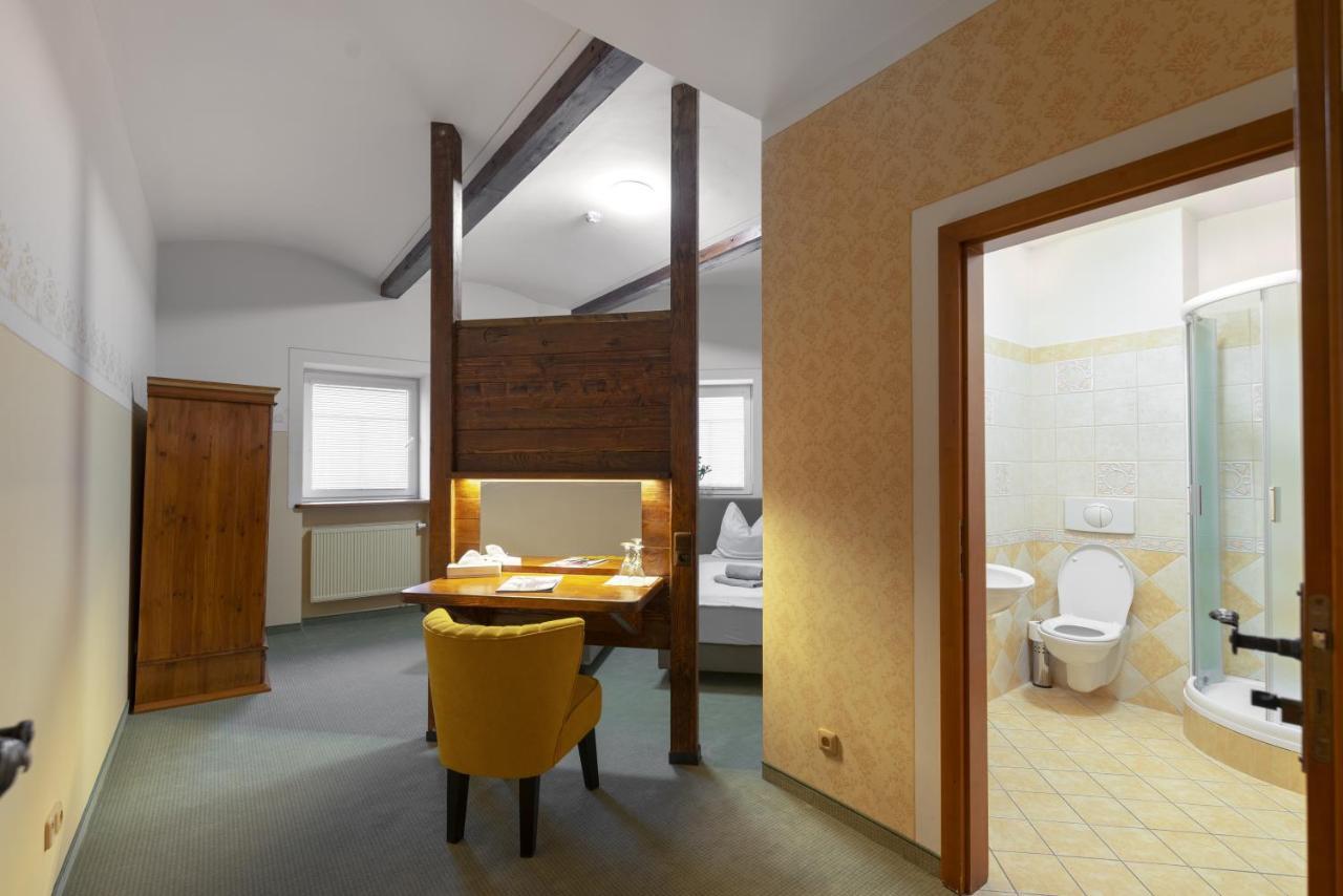 Hotel U Simla カルロヴィ・ヴァリ エクステリア 写真