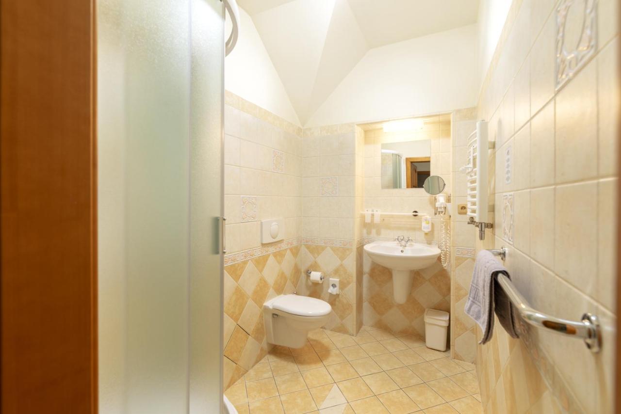 Hotel U Simla カルロヴィ・ヴァリ エクステリア 写真