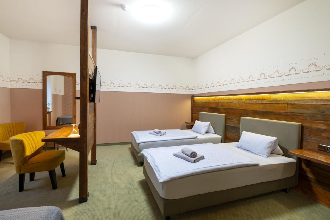 Hotel U Simla カルロヴィ・ヴァリ エクステリア 写真