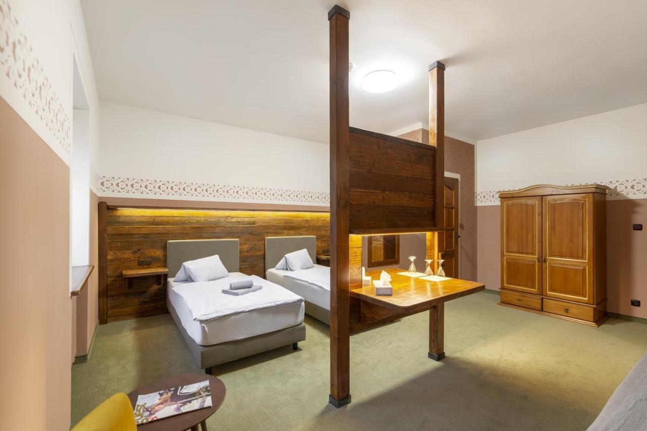 Hotel U Simla カルロヴィ・ヴァリ エクステリア 写真