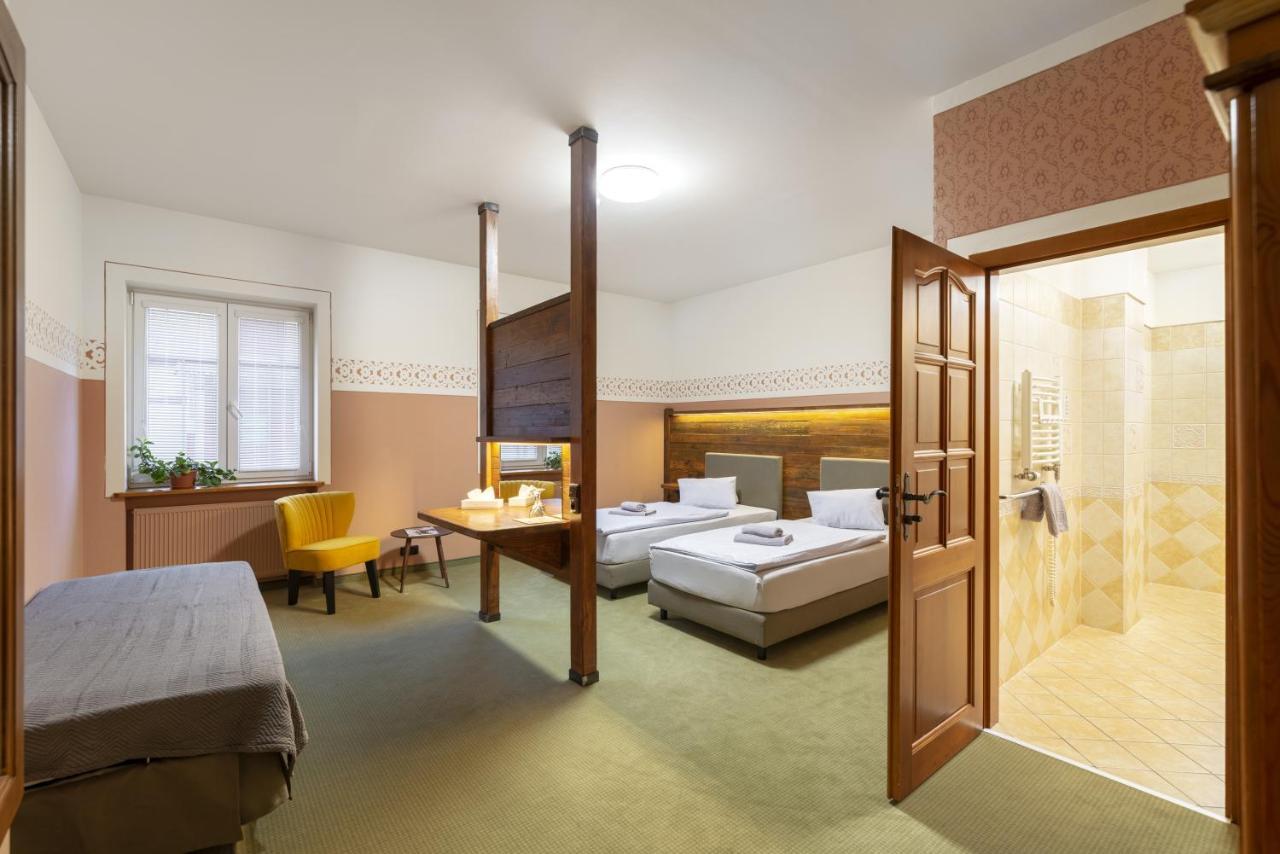 Hotel U Simla カルロヴィ・ヴァリ エクステリア 写真