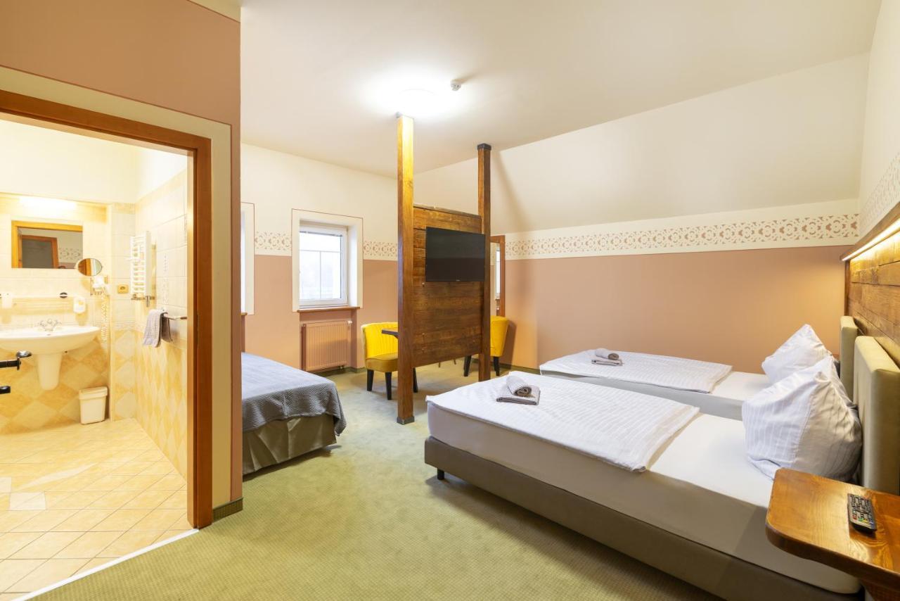 Hotel U Simla カルロヴィ・ヴァリ エクステリア 写真