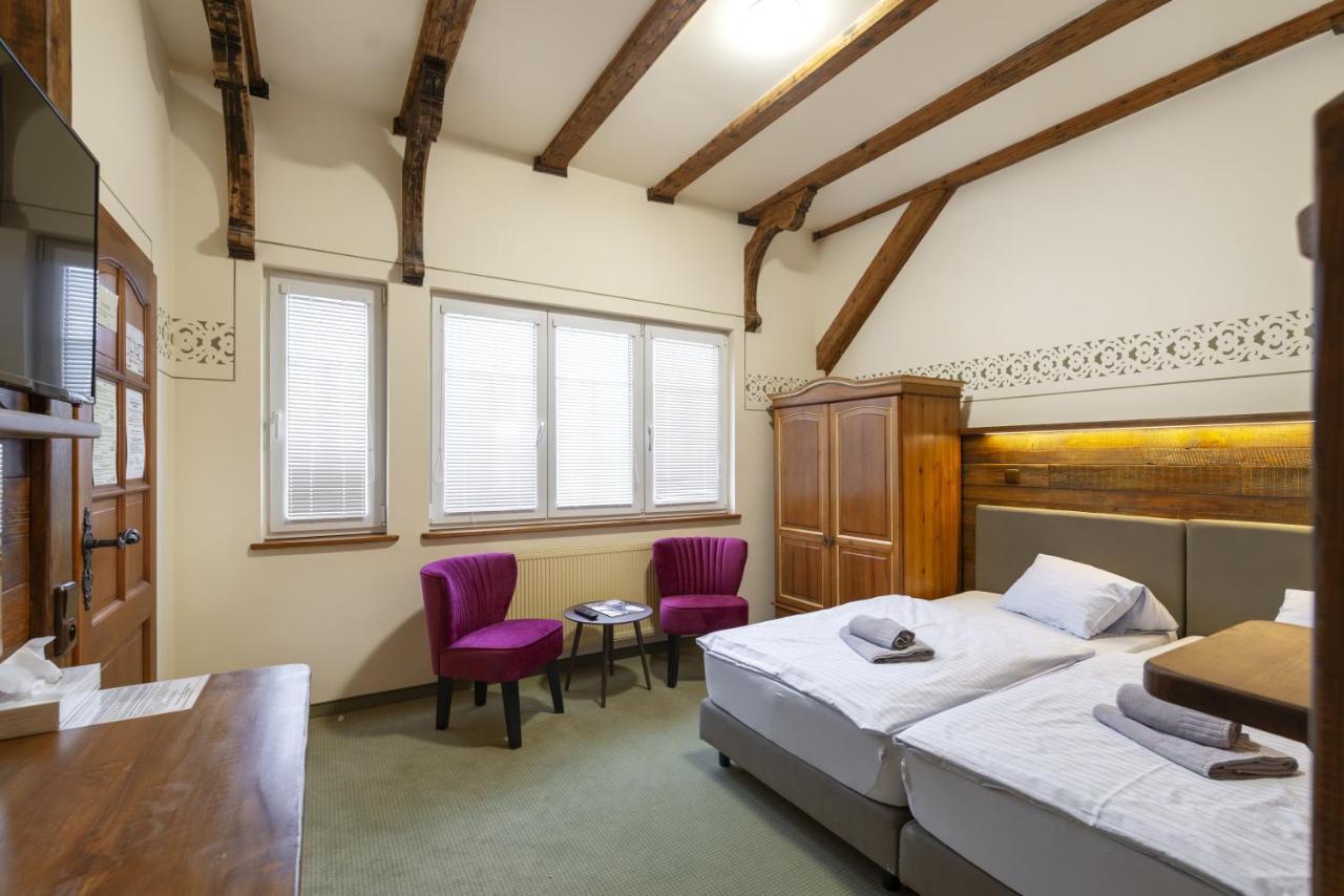 Hotel U Simla カルロヴィ・ヴァリ エクステリア 写真