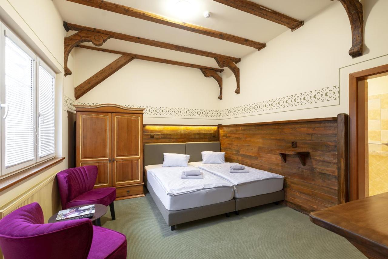 Hotel U Simla カルロヴィ・ヴァリ エクステリア 写真