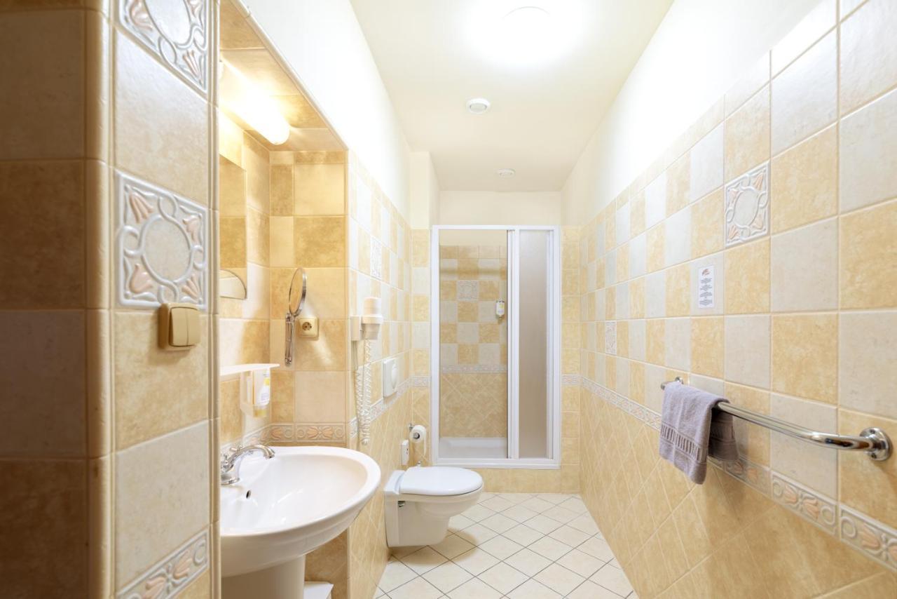 Hotel U Simla カルロヴィ・ヴァリ エクステリア 写真